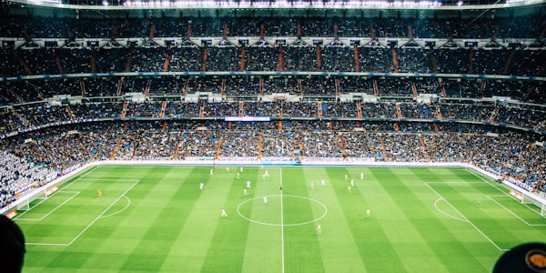 足球裁判正在出示黄牌进行判罚的瞬间